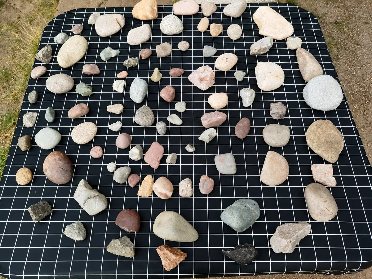 Table des pierres disposées sur une grille noire